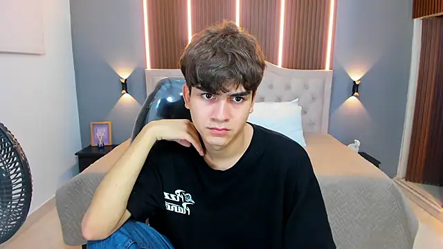 Snapshot of Tommy18__ chatting on 2, 10, 2025 Tommy18 online show from 2, 10, 2025