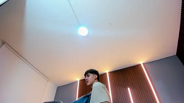 Snapshot of Tommy18__ chatting on 8, 10, 2025 Tommy18 online show from 8, 10, 2025