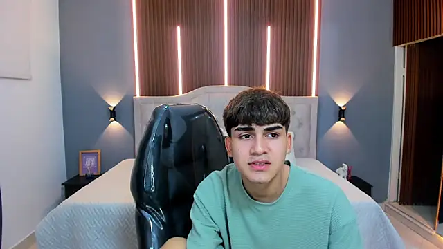 Snapshot of Tommy18__ chatting on 10, 10, 2025 Tommy18 online show from 10, 10, 2025