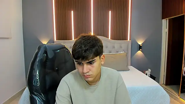 Snapshot of Tommy18__ chatting on 4, 11, 2025 Tommy18 online show from 4, 11, 2025