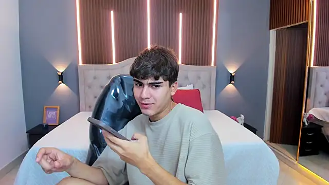 Snapshot of Tommy18__ chatting on 20, 11, 2025 Tommy18 online show from 20, 11, 2025