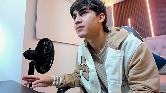 Snapshot of Tommy18__ chatting on 2, 12, 2025 Tommy18 online show from 2, 12, 2025