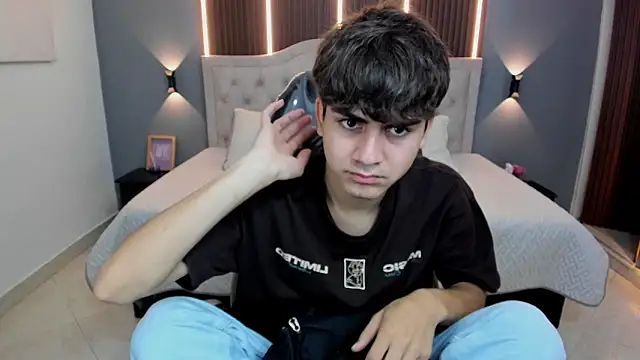 Snapshot of Tommy18__ chatting on 3, 12, 2025 Tommy18 online show from 3, 12, 2025