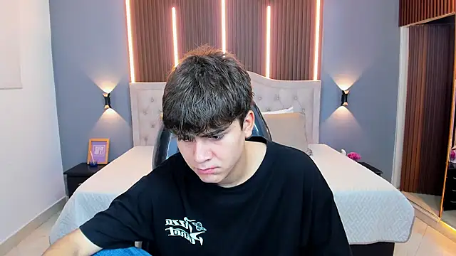 Snapshot of Tommy18__ chatting on 4, 12, 2025 Tommy18 online show from 4, 12, 2025