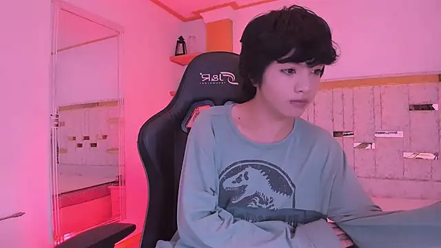 AllanYong18 online show from 5, 3, 2025