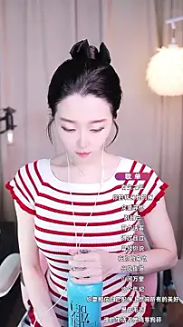 Snapshot of Zoe-99 chatting on 11, 10, 2025 Zoe-99 online show from 11, 10, 2025