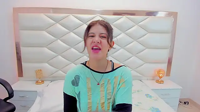 Snapshot of MiaQueen021 chatting on 27, 1, 2025 MiaQueen021 online show from 27, 1, 2025