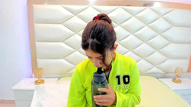 Snapshot of MiaQueen021 chatting on 21, 2, 2025 MiaQueen021 online show from 21, 2, 2025