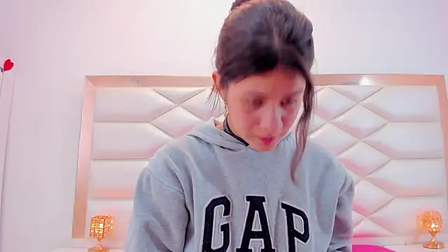 Snapshot of MiaQueen021 chatting on 8, 3, 2025 MiaQueen021 online show from 8, 3, 2025