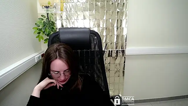 Snapshot of your_paradise_01 chatting on 8, 1, 2025 your paradise 01 online show from 8, 1, 2025