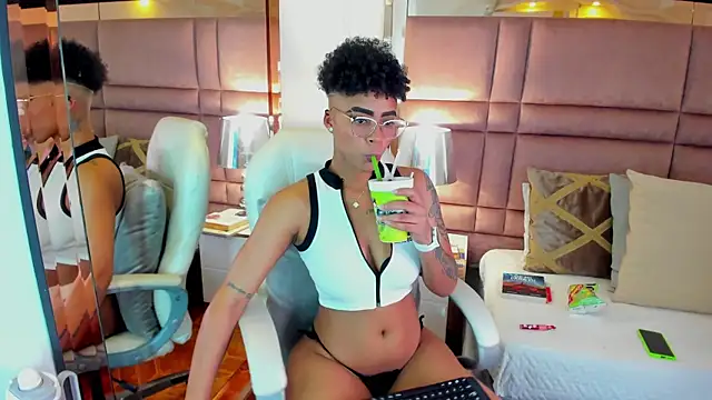 LuciaWallace online show from 3, 10, 2025