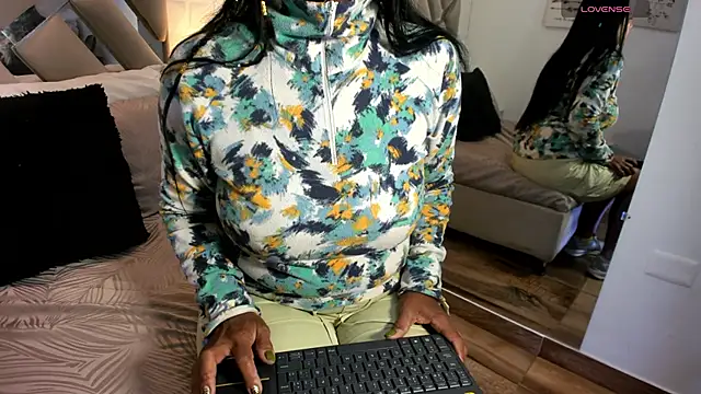 Snapshot of raquell_moore chatting on 11, 10, 2025 raquell moore online show from 11, 10, 2025