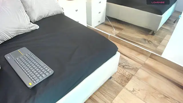 Snapshot of raquell_moore chatting on 24, 10, 2025 raquell moore online show from 24, 10, 2025