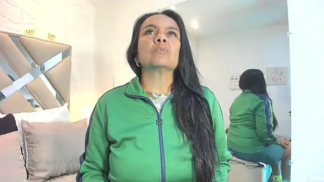 Snapshot of raquell_moore chatting on 19, 11, 2025 raquell moore online show from 19, 11, 2025