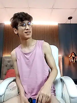 Snapshot of Cum_hunters chatting on 27, 9, 2025 Cum hunters online show from 27, 9, 2025