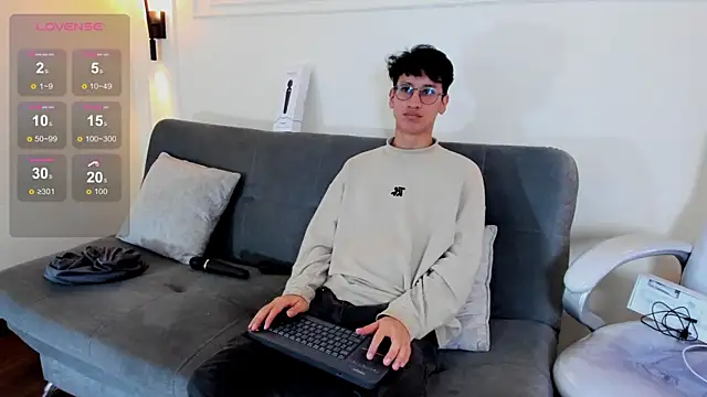 Snapshot of Cum_hunters chatting on 13, 11, 2025 Cum hunters online show from 13, 11, 2025