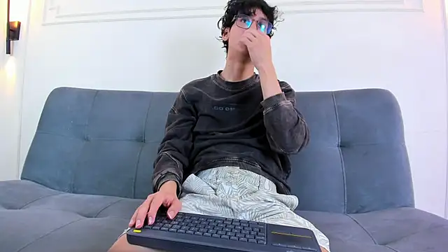 Snapshot of Cum_hunters chatting on 13, 6, 2026 Cum hunters online show from 13, 6, 2026