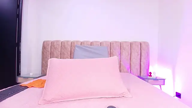 Snapshot of Auroraa_miller chatting on 19, 11, 2025 Auroraa miller online show from 19, 11, 2025