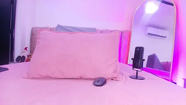 Snapshot of Auroraa_miller chatting on 2, 12, 2025 Auroraa miller online show from 2, 12, 2025