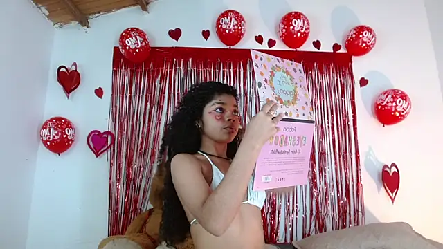 Snapshot of lucie_petite chatting on 13, 2, 2025 lucie petite online show from 13, 2, 2025