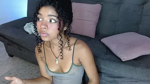 Snapshot of lucie_petite chatting on 22, 3, 2025 lucie petite online show from 22, 3, 2025