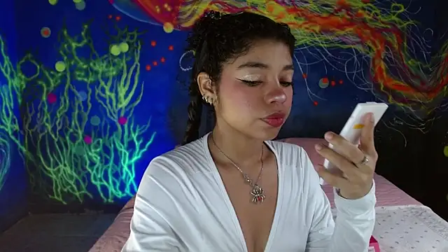 Snapshot of lucie_petite chatting on 10, 9, 2025 lucie petite online show from 10, 9, 2025