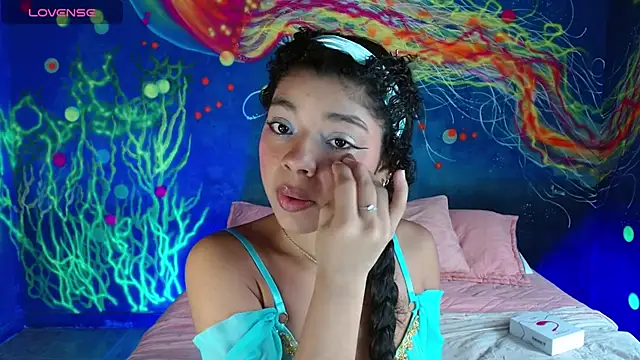 Snapshot of lucie_petite chatting on 18, 9, 2025 lucie petite online show from 18, 9, 2025