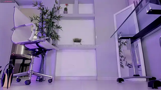 hannah howeell   online show from 16, 9, 2025