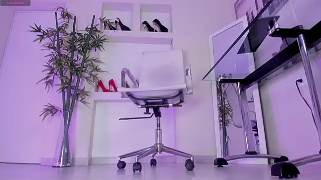 hannah howeell   online show from 6, 4, 2026