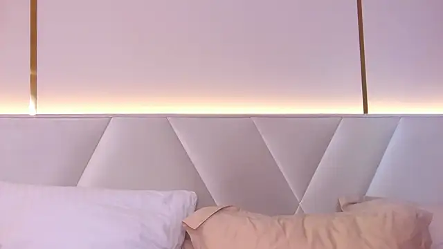 KiraBarlows online show from 7, 3, 2025