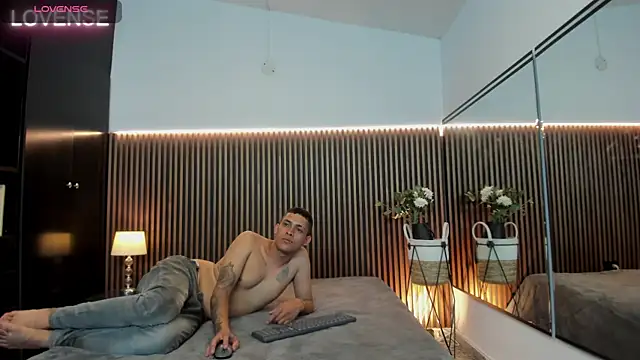 Snapshot of alicia_chris chatting on 8, 2, 2025 alicia chris online show from 8, 2, 2025