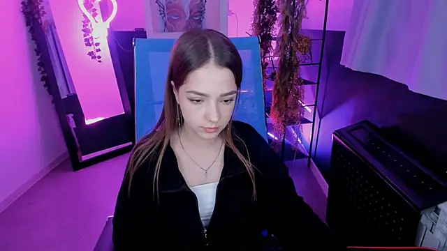 Snapshot of PamBeesly chatting on 8, 3, 2025 PamBeesly online show from 8, 3, 2025