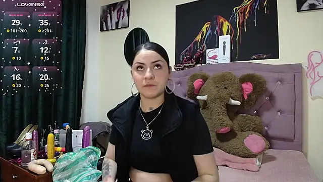 Snapshot of Emmie_Hot chatting on 31, 10, 2025 Emmie Hot online show from 31, 10, 2025