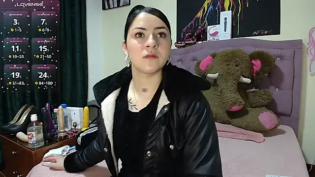 Snapshot of Emmie_Hot chatting on 21, 11, 2025 Emmie Hot online show from 21, 11, 2025