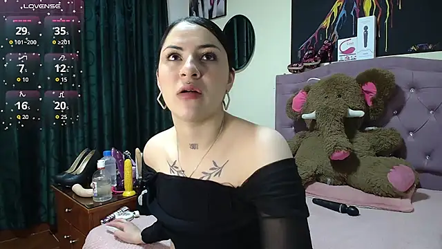 Snapshot of Emmie_Hot chatting on 22, 11, 2025 Emmie Hot online show from 22, 11, 2025