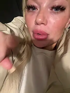 Snapshot of blissdimicco chatting on 15, 2, 2025 blissdimicco online show from 15, 2, 2025