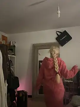 Snapshot of blissdimicco chatting on 27, 2, 2025 blissdimicco online show from 27, 2, 2025