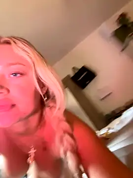 Snapshot of blissdimicco chatting on 3, 10, 2025 blissdimicco online show from 3, 10, 2025