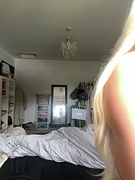 Snapshot of blissdimicco chatting on 26, 10, 2025 blissdimicco online show from 26, 10, 2025