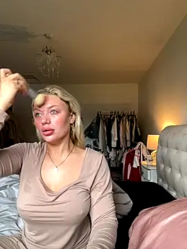 Snapshot of blissdimicco chatting on 31, 10, 2025 blissdimicco online show from 31, 10, 2025