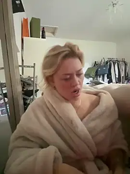 Snapshot of blissdimicco chatting on 10, 11, 2025 blissdimicco online show from 10, 11, 2025