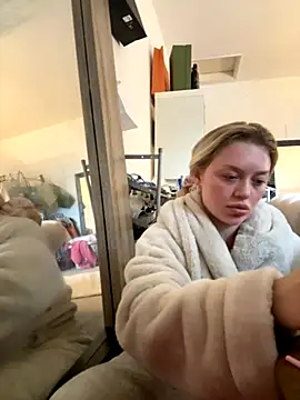 Snapshot of blissdimicco chatting on 4, 12, 2025 blissdimicco online show from 4, 12, 2025