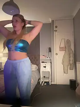 Snapshot of blissdimicco chatting on 15, 12, 2025 blissdimicco online show from 15, 12, 2025