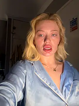 Snapshot of blissdimicco chatting on 17, 12, 2025 blissdimicco online show from 17, 12, 2025