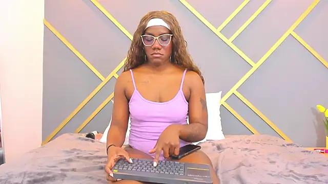 Alaia Colins online show from 21, 2, 2025