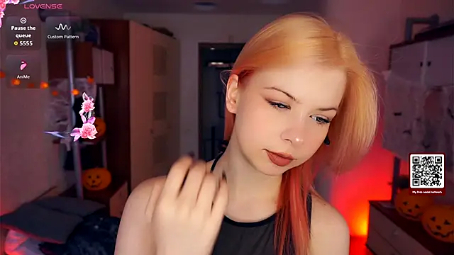 LynetHakes online show from 10, 10, 2025