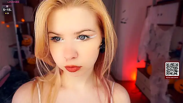 LynetHakes online show from 5, 11, 2025