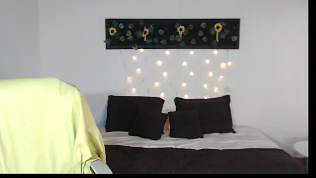 Snapshot of saray__jones chatting on 12, 2, 2025 saray jones online show from 12, 2, 2025