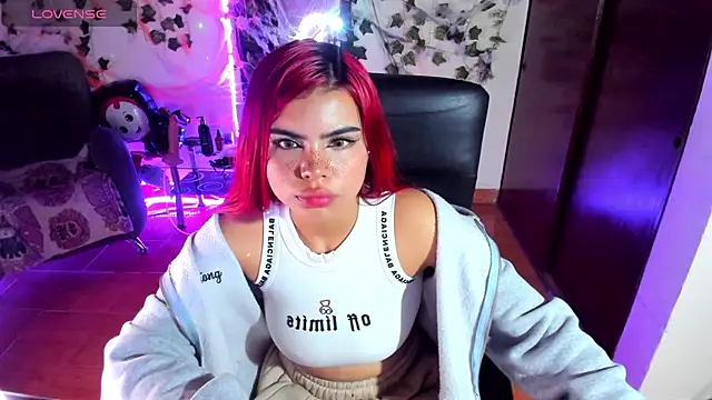 Snapshot of saray__jones chatting on 8, 10, 2025 saray jones online show from 8, 10, 2025