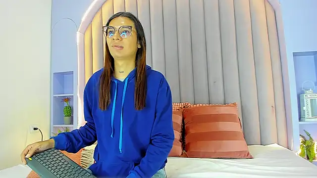 LauraaGomezz   online show from 17, 10, 2025
